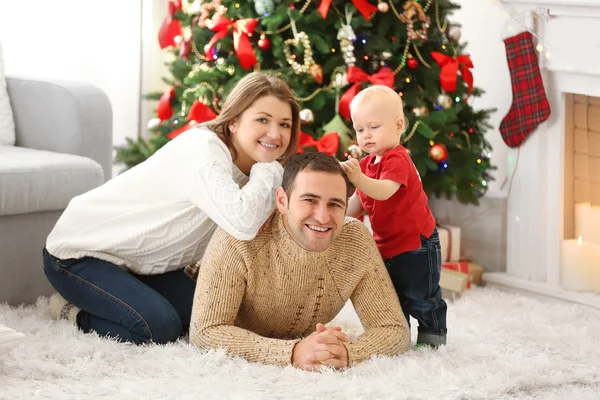 Weihnachtliches Familienporträt im heimischen Wohnzimmer — Stockfoto