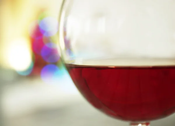 Bicchiere di vino rosso su sfondo sfocato — Foto Stock