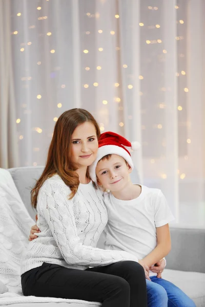 Madre con figlio seduta sul divano — Foto Stock