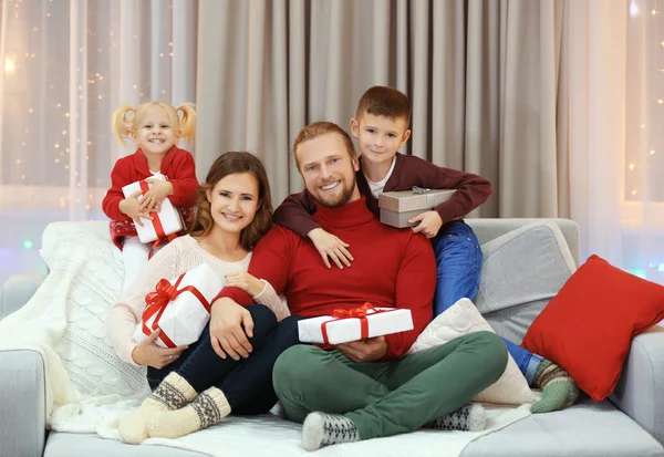 Familia de Navidad en el salón de vacaciones — Foto de Stock