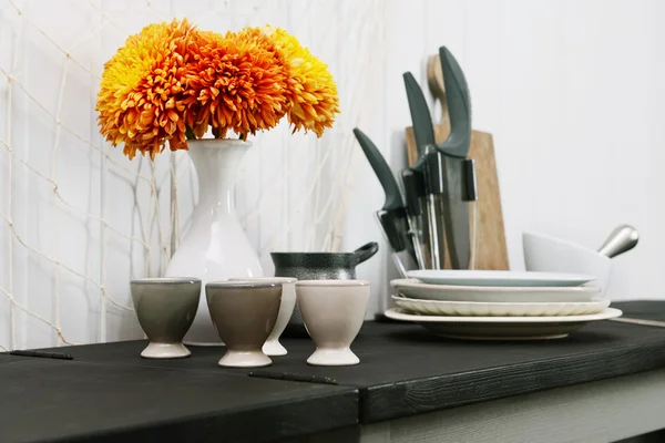 Кухонний посуд на стіл в кімнаті — стокове фото