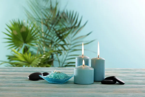 蓝色的蜡烛与温泉盐 — 图库照片