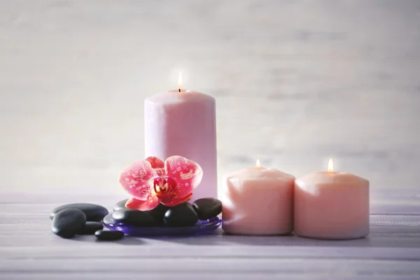 Velas com pedras de spa — Fotografia de Stock