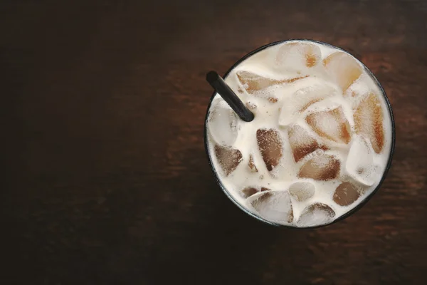 Filiżanka kawy lodu ze słomy na drewniane tła — Zdjęcie stockowe