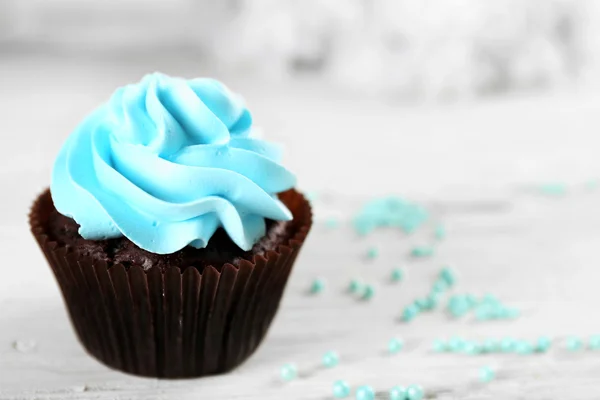 Cupcakes na mesa de madeira — Fotografia de Stock