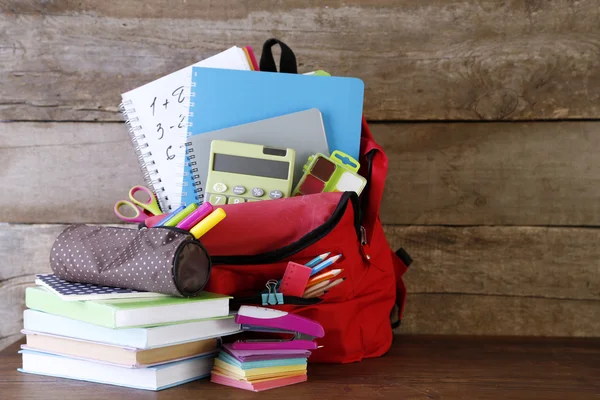 Mochila com material escolar — Fotografia de Stock