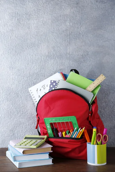Рюкзак со школьными принадлежностями — стоковое фото