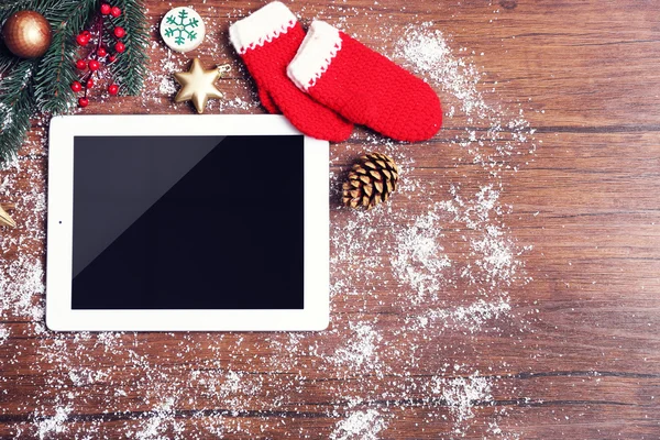 平板电脑和圣诞装饰 — 图库照片