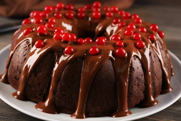 Ciasto czekoladowe z śnieżki drzewo jagody na stole — Zdjęcie stockowe
