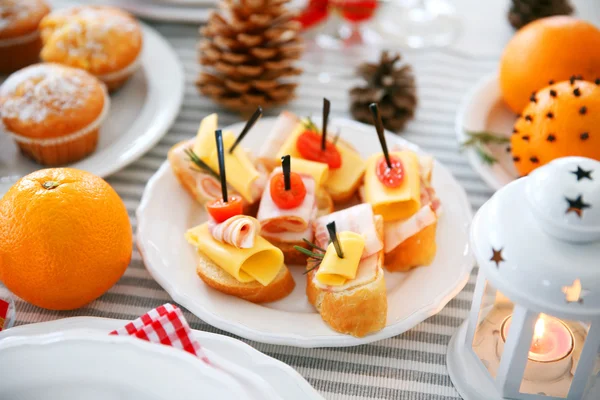 Smakelijke canapeetjes voor het feestelijk diner. Kerst tabel instelling — Stockfoto