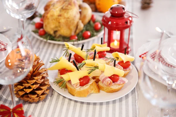 Smakelijke canapeetjes voor het feestelijk diner. Thanksgiving day tabel instelling — Stockfoto