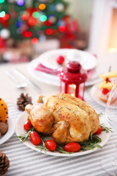 Tavuk bir Noel tablo ayarı destekli — Stok fotoğraf