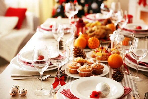 Tabulka nastavení pro vánoční večeři doma — Stock fotografie