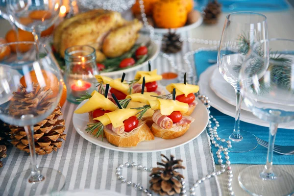 Smakelijke canapeetjes voor het feestelijk diner. Thanksgiving day tabel instelling — Stockfoto
