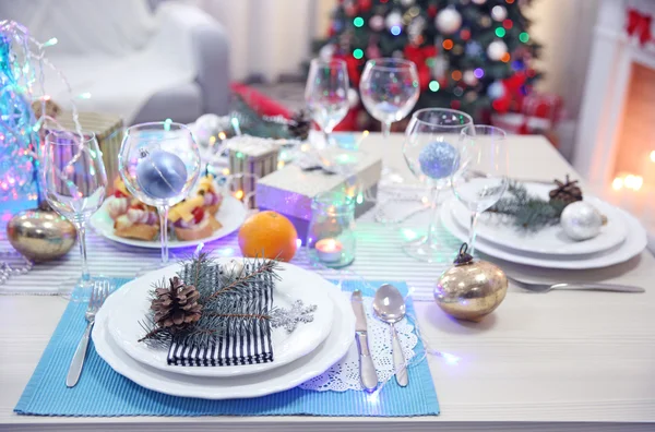 Apparecchiare la tavola per la cena di Natale a casa — Foto Stock