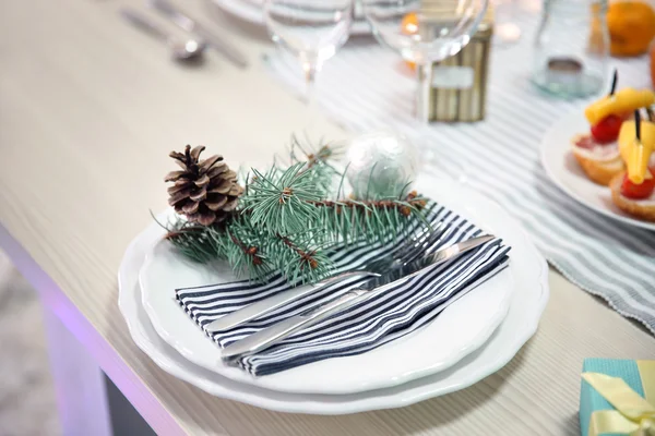 Piatti bianchi con posate su una tavola di Natale, primo piano — Foto Stock
