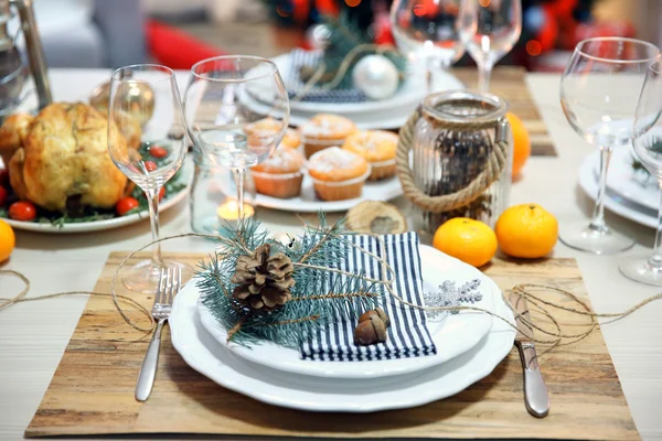 Witte platen met bestek op een kerst tafel — Stockfoto