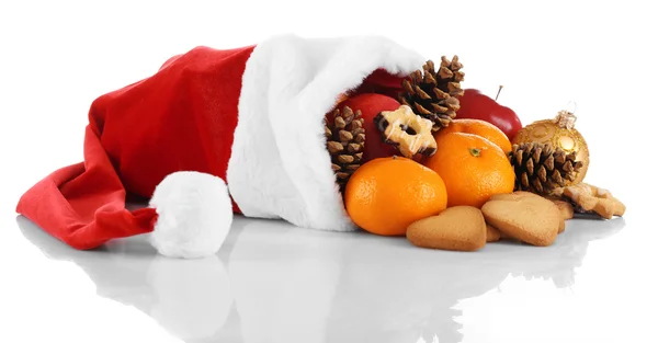 Santa sombrero lleno de regalos de Navidad, aislado en blanco —  Fotos de Stock