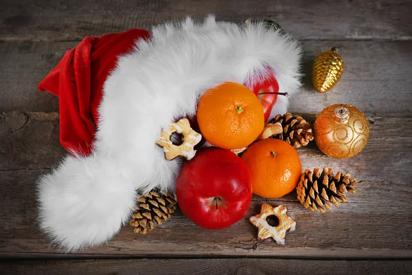 Weihnachtsmütze gefüllt mit Weihnachtsgeschenken, Nahaufnahme — Stockfoto