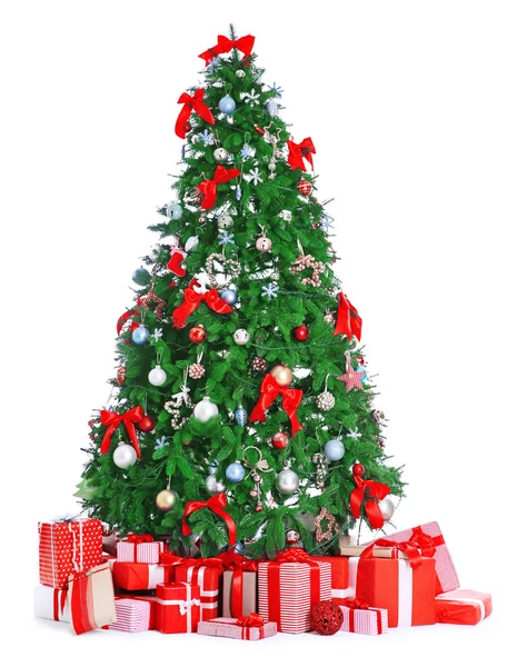 Abete di Natale con regali, isolato su bianco — Foto Stock