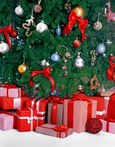 圣诞礼物下杉木树 — 图库照片