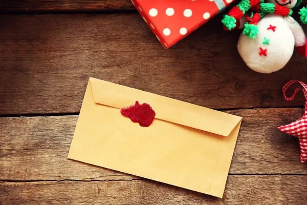 Conceito de Natal. Envelop com decorações de Natal em fundo de madeira — Fotografia de Stock