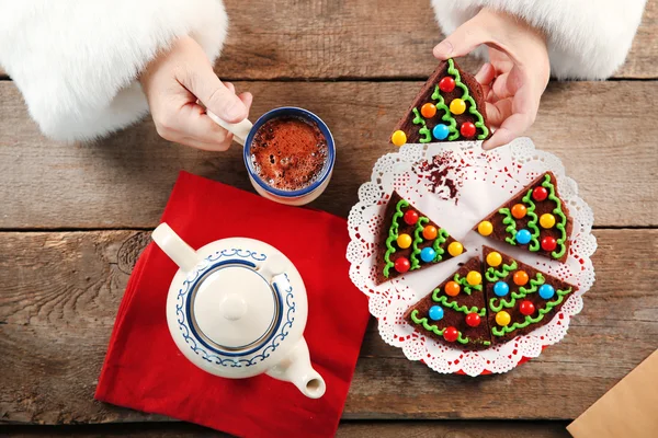 Concepto de Navidad. Santa tiene una comida. Sabroso pastel de chocolate y taza de café sobre fondo de madera, de cerca —  Fotos de Stock