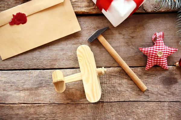 Weihnachtskonzept. Spielzeug, Geschenke und Dekorationen auf Holztisch. — Stockfoto