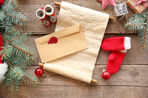 Kerst concept. Verlanglijstje met kerstversiering op houten achtergrond — Stockfoto