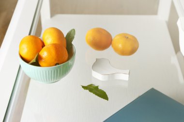 Tablo taze mandalina ile kase, yakın çekim