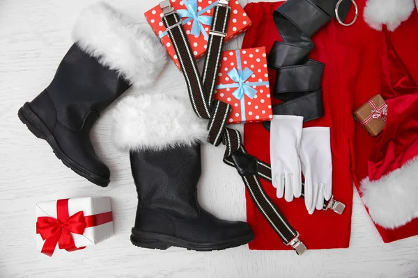 Costume di Babbo Natale su sfondo bianco in legno, primo piano — Foto Stock