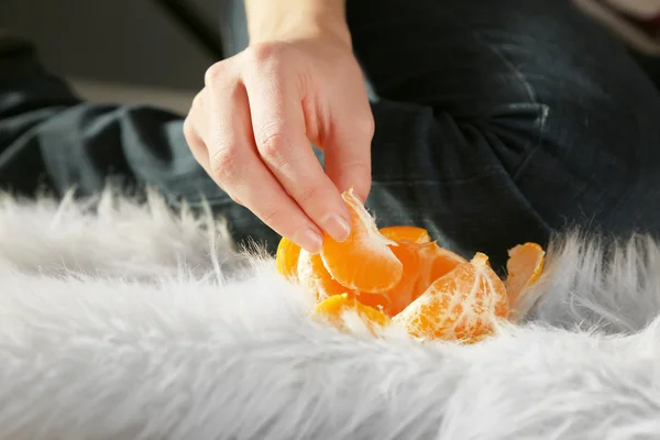 Vrouw hand rijp zoete tangerine, peeling close-up — Stockfoto