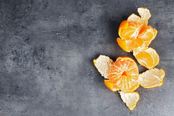 Cuenco con mandarinas frescas en la mesa de metal oscuro, de cerca —  Fotos de Stock