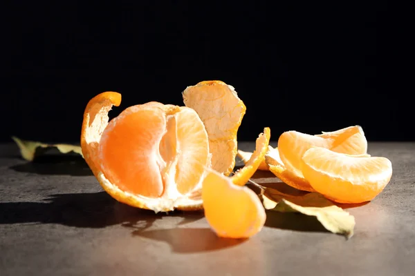 Kom met vers mandarijnen op donkere metalen tafel, close-up — Stockfoto