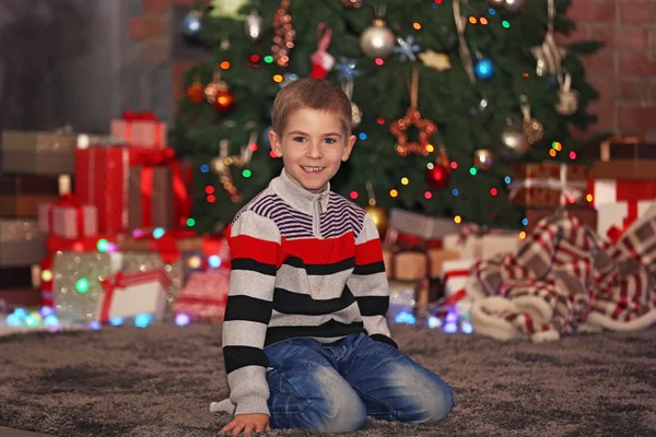 Junge sitzt an Weihnachten zu Hause — Stockfoto