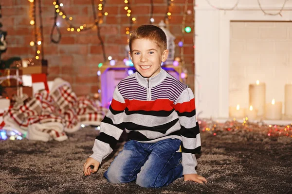 Niño sentado en casa en una Navidad — Foto de Stock