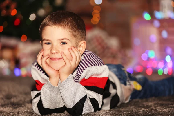 Kleine jongen liggen thuis — Stockfoto