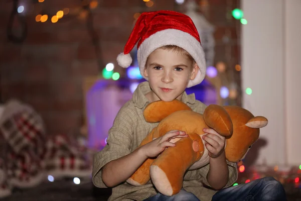 Junge mit Teddybär auf Weihnachten — Stockfoto