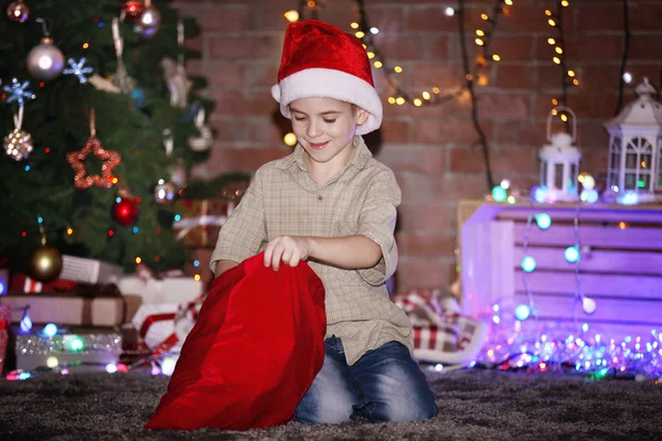 Kleiner Junge mit Weihnachtsmann-Tasche — Stockfoto