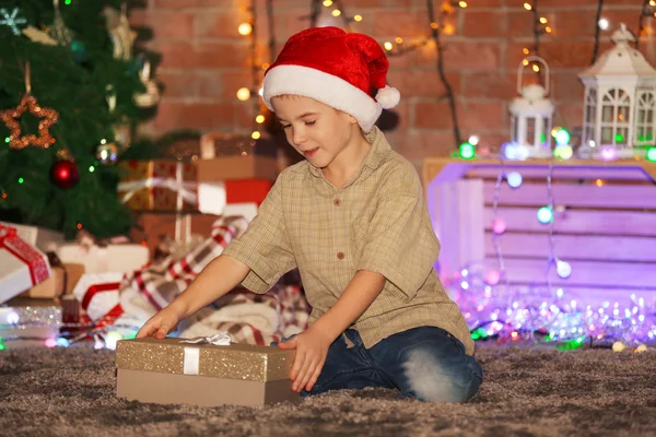 Garçon avec boîte cadeau sur un Noël — Photo