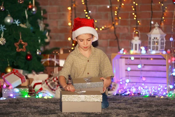 Chłopiec z pudełeczka na Boże Narodzenie — Zdjęcie stockowe