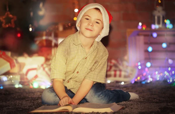 Liten pojke med boken sitter hemma — Stockfoto