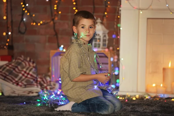 Kleiner Junge im Lichterkranz — Stockfoto