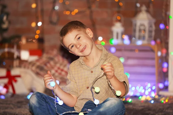 Jongetje in lichte garland — Stockfoto