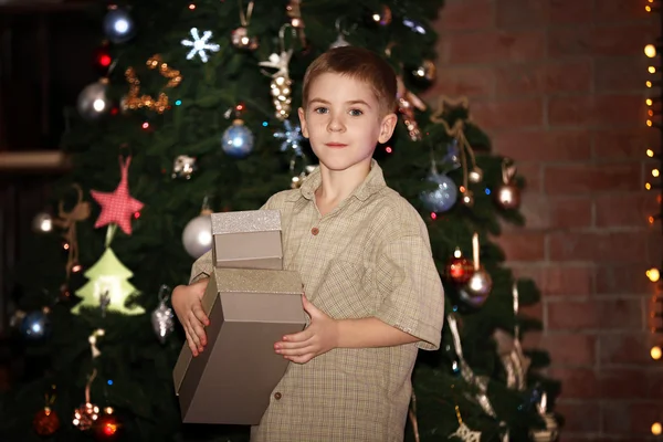 Αγόρι με κουτιά δώρων για τα Χριστούγεννα μια — Φωτογραφία Αρχείου