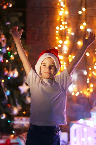 Bambino in cappello da Babbo Natale — Foto Stock