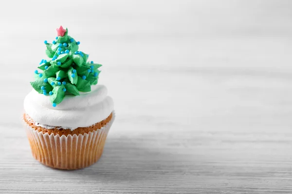 Christmas cupcake on light background — Stock Photo, Image