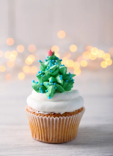 Cupcake de Natal com luzes no fundo — Fotografia de Stock