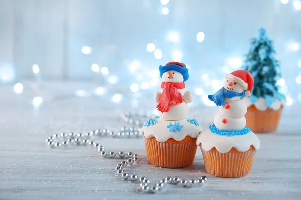 Cupcakes de Noël avec des lumières sur le fond — Photo