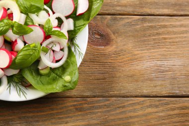 Taze sebze salatası, masaya yakın.